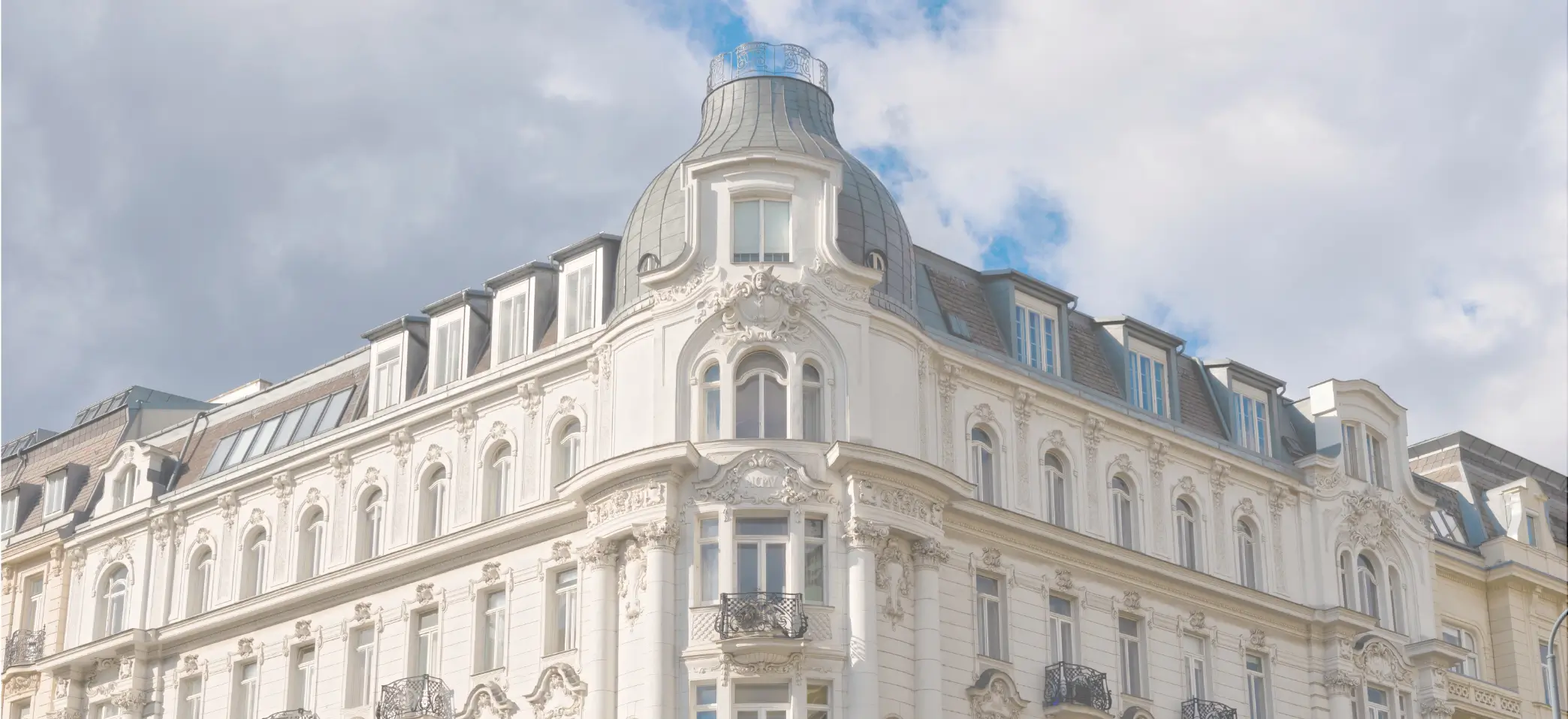 Prächtiger Altbau mit Zwiebelturm, Erker und Stuckfassade.